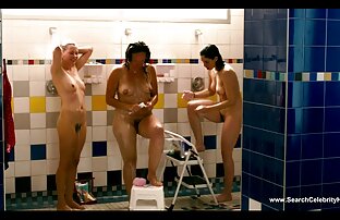 یک زن جوان تیره پوست دوربین مخفی سکسی باحال undresses و استمناء در حمام بر روی زمین, گرفتن دوربین پدرش بدون پرسیدن